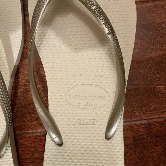 Havaianas Cream and Gold Sandals with Crystal Embellishments - Picture 3 of 4